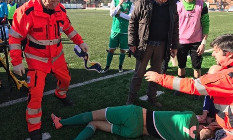 Ruggiero steso a terra e l&amp;apos;arrivo dell&amp;apos;ambulanza