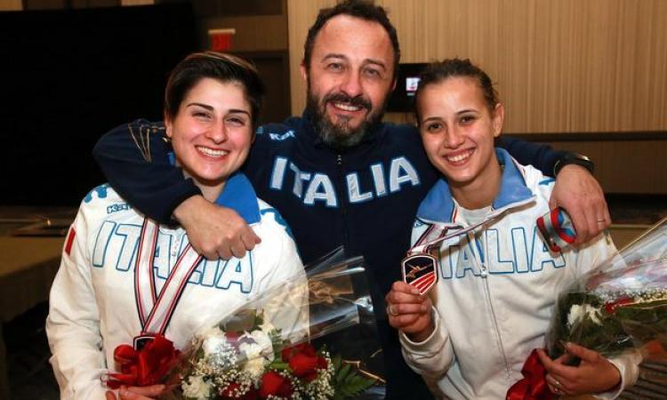 Irene Vecchi, a destra, con la medaglia