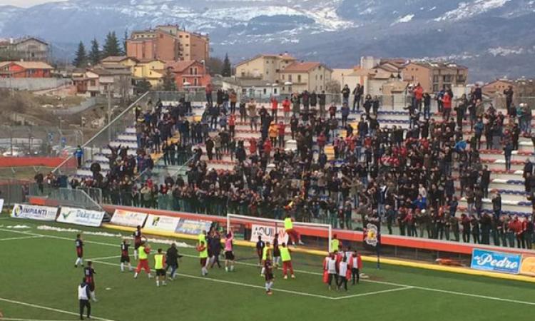 I giocatori de L&amp;apos;Aquila festeggiano sotto la curva