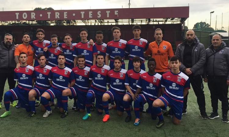 Davide Guida (secondo in piedi da destra) insieme alla sua squadra