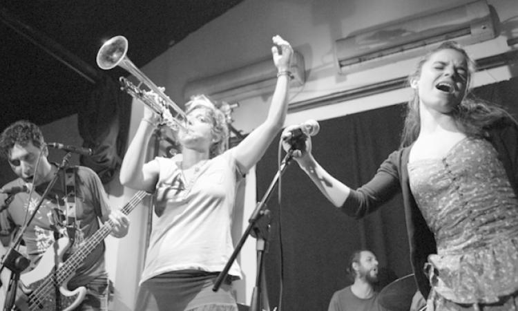 Uno scatto degli OU durante un loro concerto