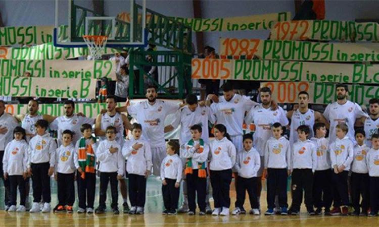 Il Palestrina con i suoi tifosi prima del derby di domenica scorsa