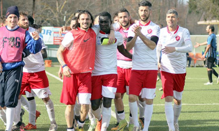 I compagni festeggiano Mamarang © Cesolini