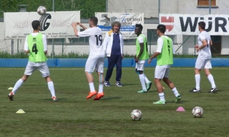 Il riscaldamento dei ragazzi di Ippoliti a Calceranica ©Gazzetta Regionale