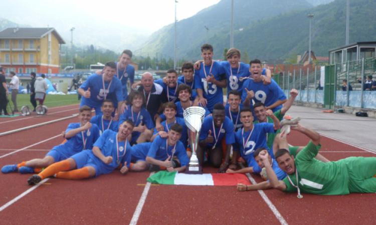 Gli Allievi del Lazio fanno festa con la coppa subito dopo la vittoria Foto Gazzetta Regionale