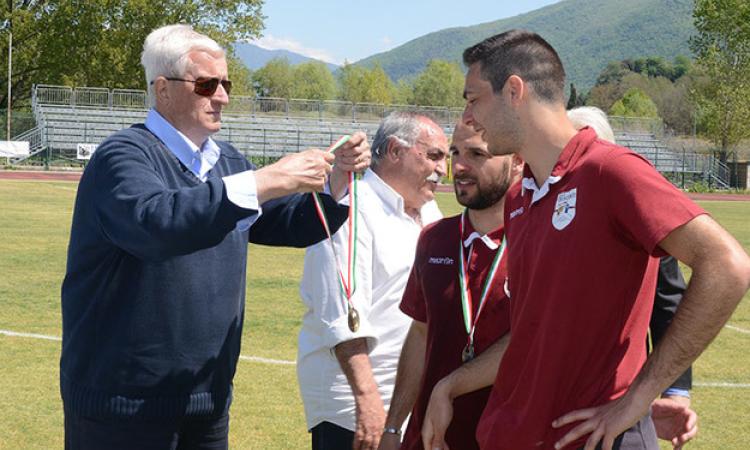 Lorenzo Basili mentre viene premiato. Sullo sfondo il patron Massimo Testa (©Lori)