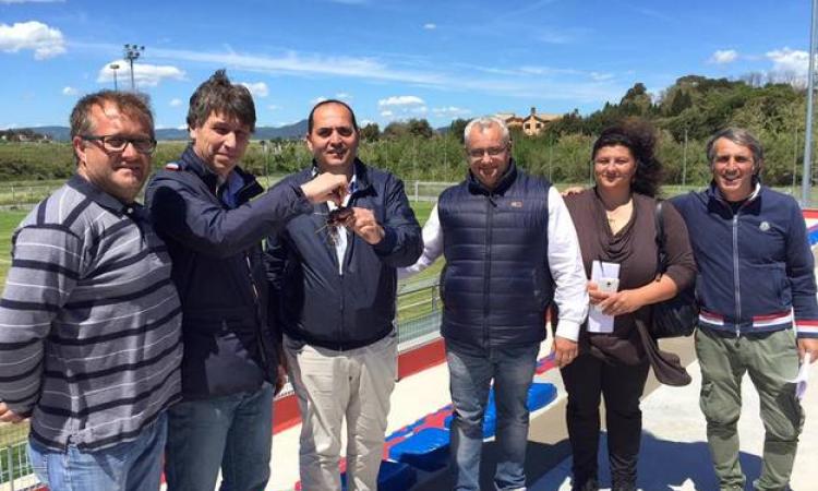 Il presidente del Ladispoli Paris (il terzo da sinistra) con le chiavi dell&amp;apos;Angelo Sale