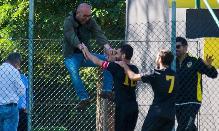 Torroni festeggia con i suoi ragazzi (©ilcalciodimax.it)