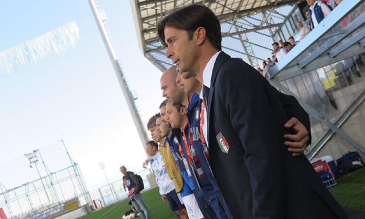 Il CT Bigica durante l&amp;apos;inno (©Figc)