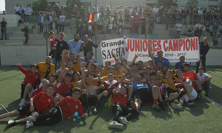L&amp;apos;Atletico Vescovio in festa sotto la tribuna del Sacerdoti: sarà Elite ©Alex Tucci