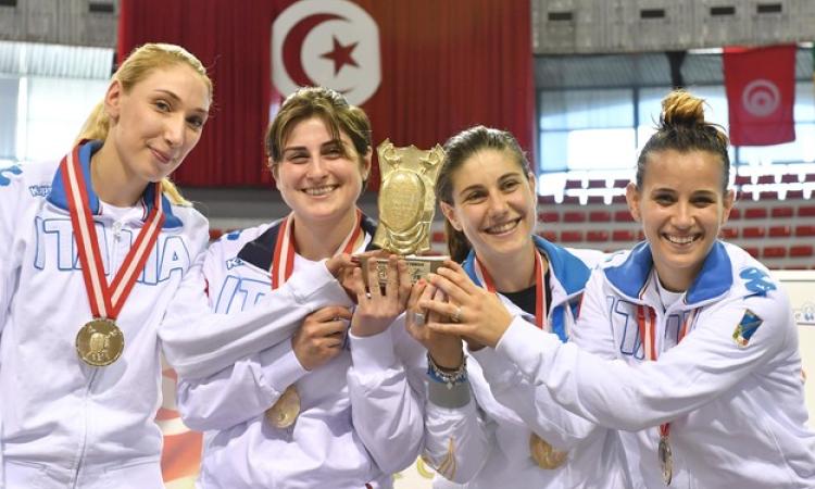 La squadra di sciabola festeggia