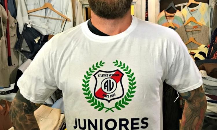 Daniele De Rossi con la maglia celebrativa della Juniores ©Facebook/AsdAtleticoVescovio