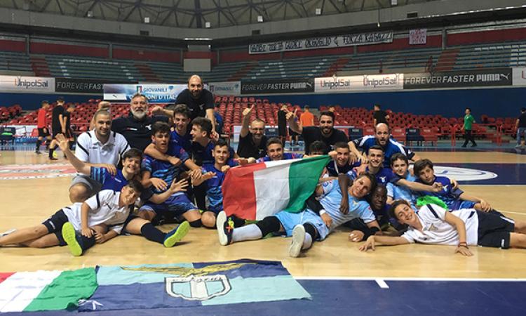 La Lazio festeggia il tricolore dopo aver battuto il Napoli