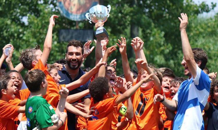 Orange Futbolclub che alza la coppa