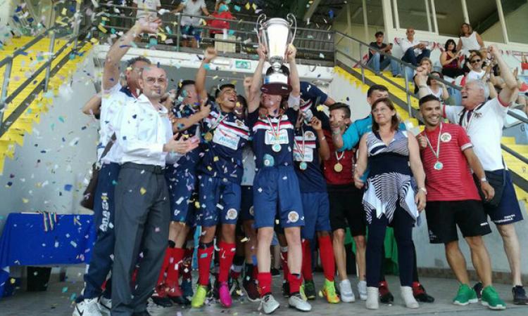 Anagni in trionfo (foto Facebook ©Anagni Calcio)