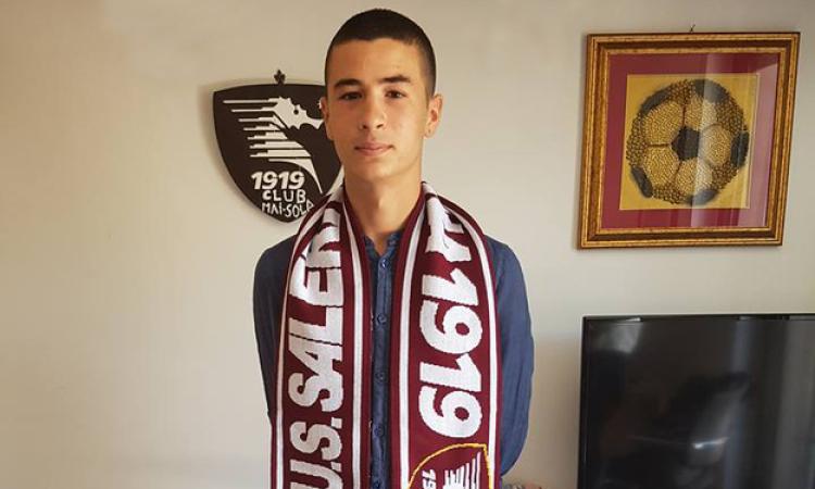 Regoli con la sciarpa della Salernitana ©Facebook