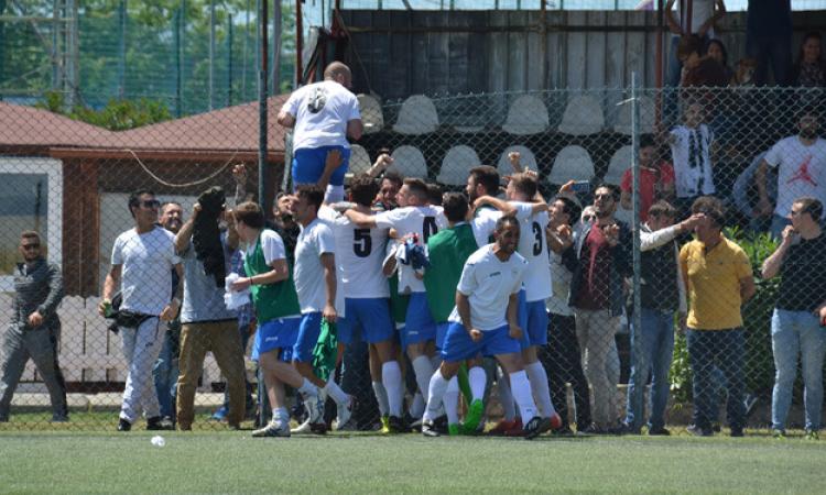 La festa salvezza del Casalotti: era solo il 14 maggio scorso (foto Torrisi)