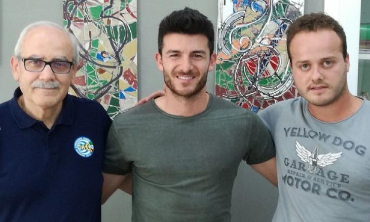 Luca Catalano insieme al ds Marraffa e al vice presidente Angione