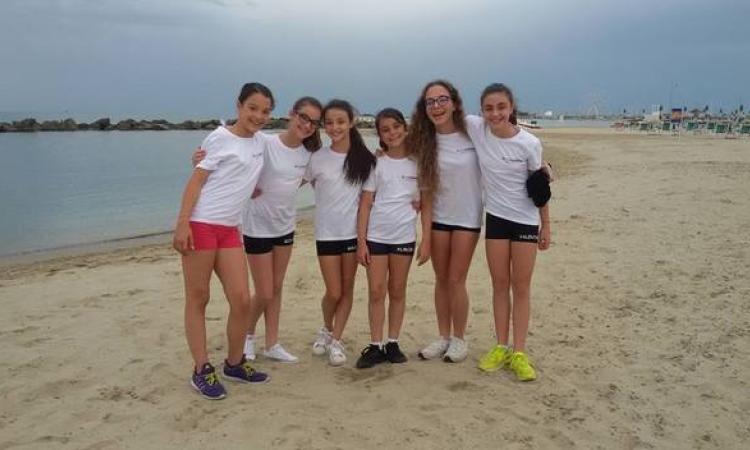 Le ragazze di Frascati in posa sulla spiaggia di Rimini