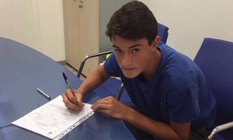 Cerri al momento della firma con il Pescara