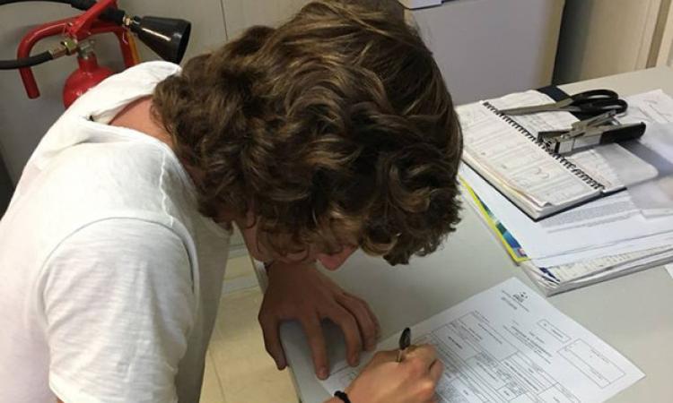 Mattei al momento della firma (©Facebook)