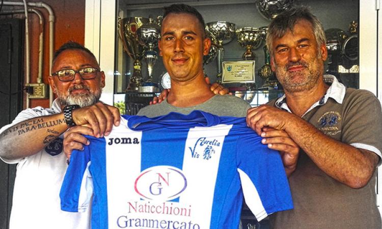 Salvati con la nuova maglia (al centro)
