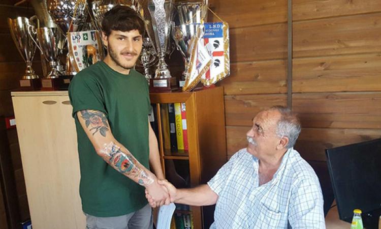 Carolis stringe la mano a Massimo Testa, presidente del Tor di Quinto