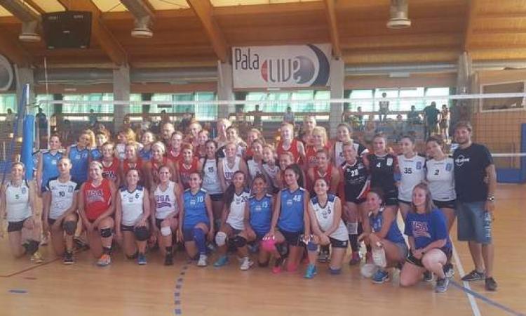 Foto di gruppo per All Volley e universitarie