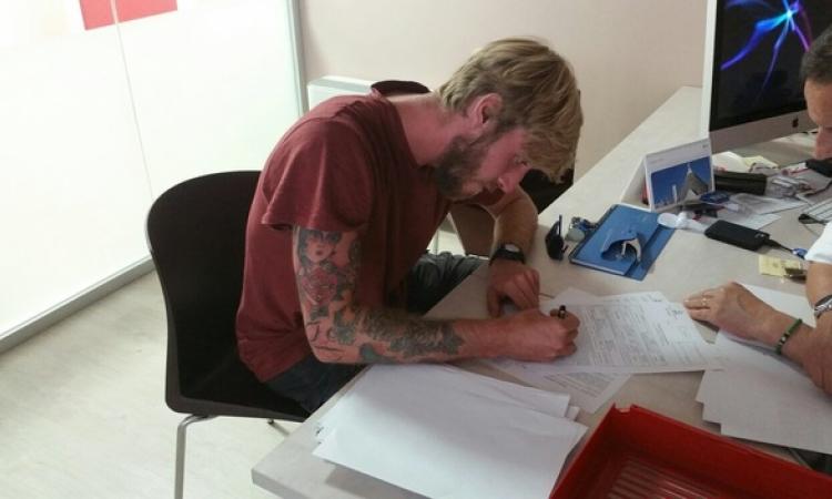 De Julis, accompagnato dal procurato Schiraldi, firma con il Teramo