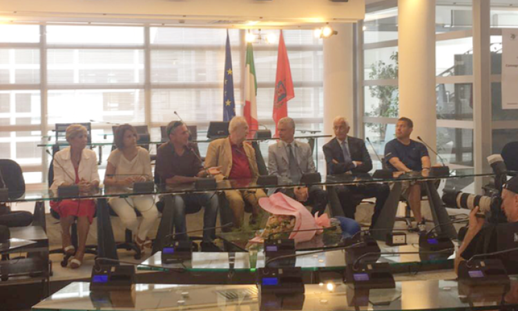 La Giunta Comunale di Fiumicino insieme alla presidenza dell&amp;apos;SFF Atletico e mister Scudieri (©GazReg)