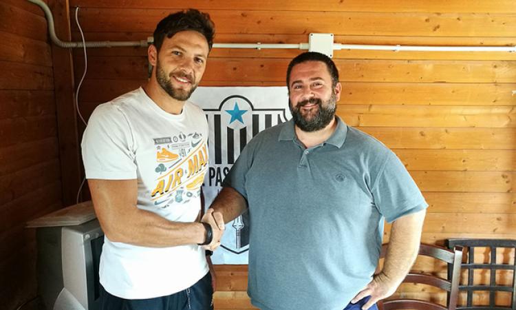 Stretta di mano tra Mechelli ed il presidente