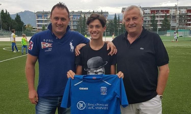 Il classe 2003 Moltelo con i presidenti Viscido e Rossi ©Facebook/SoccerAcademyCassino1924