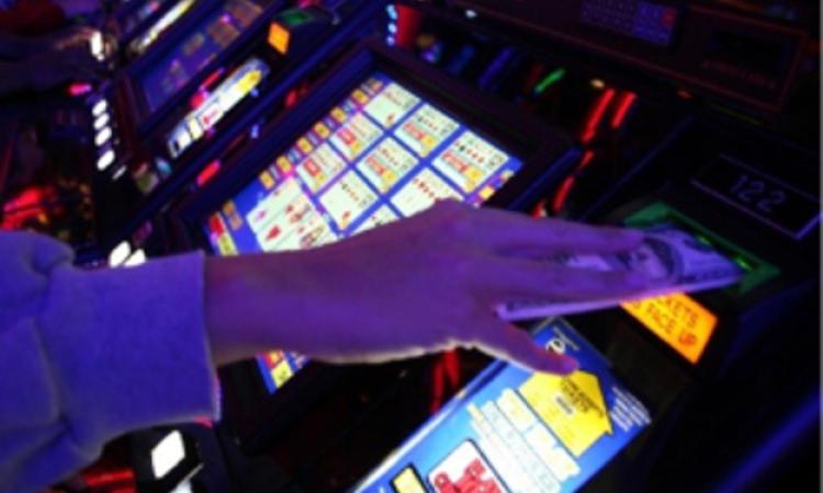 Slot machine, pronta la legge statale anti-azzardo