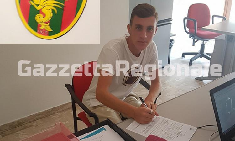 Matteo Ortolani durante la firma con la Ternana © GazzettaRegionale