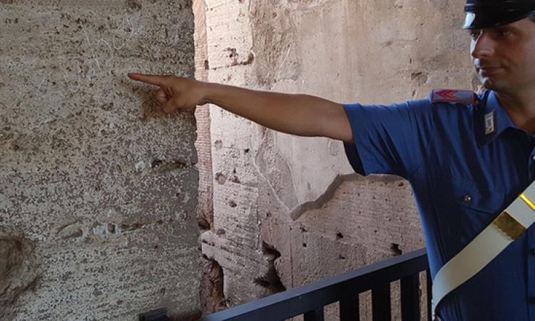 Il muro rovinato dalla scritta