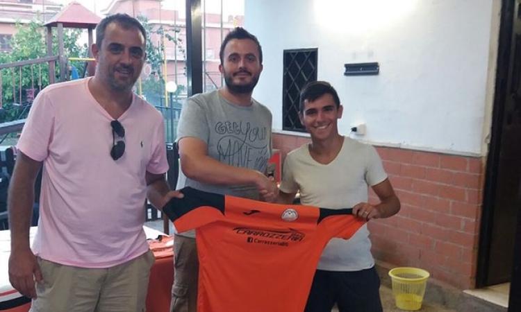 Pinna e lo staff Cairate con la maglia
