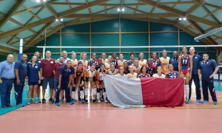 Foto di gruppo tra la nazionale Dominicana e l&amp;apos;Acqua e Sapone