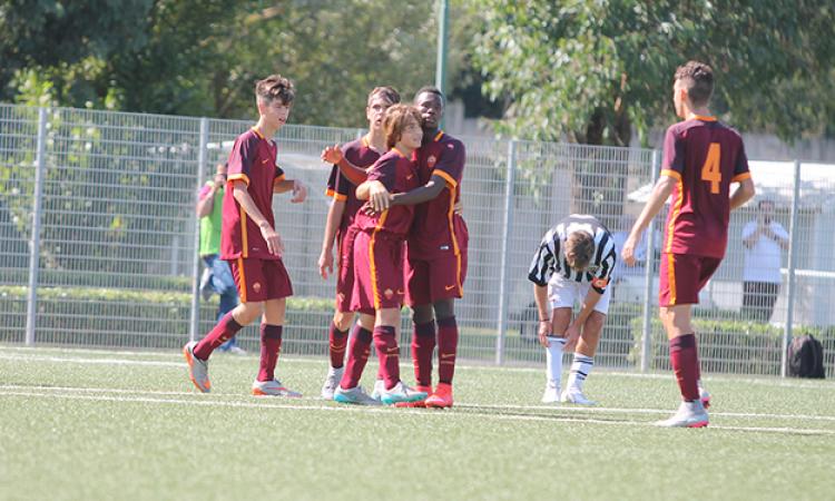 Simonetti festeggia con i compagni (©De Cesaris)