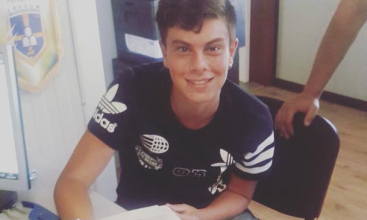 Flavio Benedetti al momento della firma con la PC Tor Sapienza (foto Facebook)