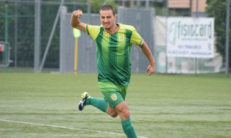 Mereu esulta dopo il gol 