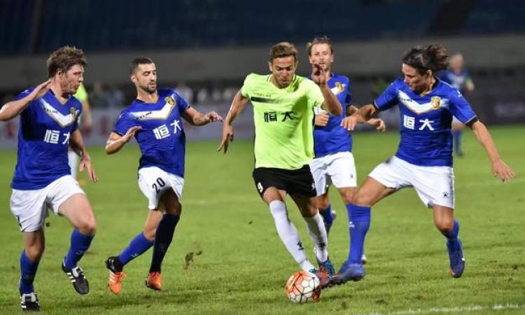 De Souza in azione durante una delle sue esperienze all&amp;apos;estero
