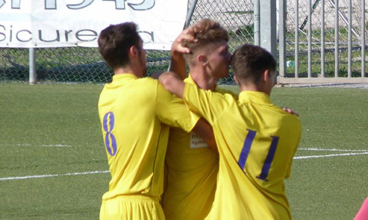 Saltalamacchia abbracciato dai compagni (©Gazzetta Regionale)