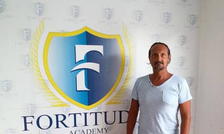Sambucci posa per la Fortitudo Academy (©Facebook)