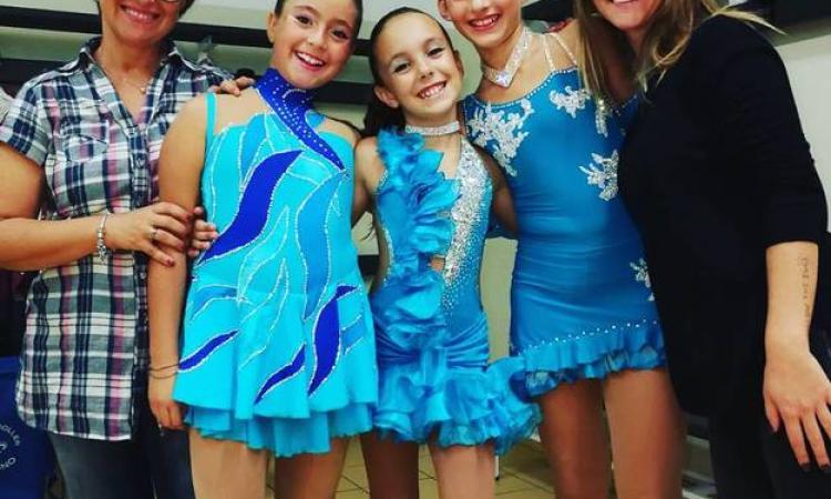 Brunetti a destra e Martines con le ragazze della Solo Dance