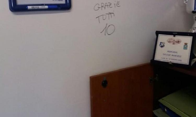 La scritta sul muro della segreteria