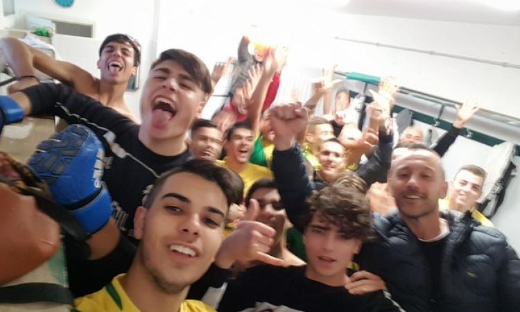 Selfie dopo la vittoria nel derby con la Fortitudo