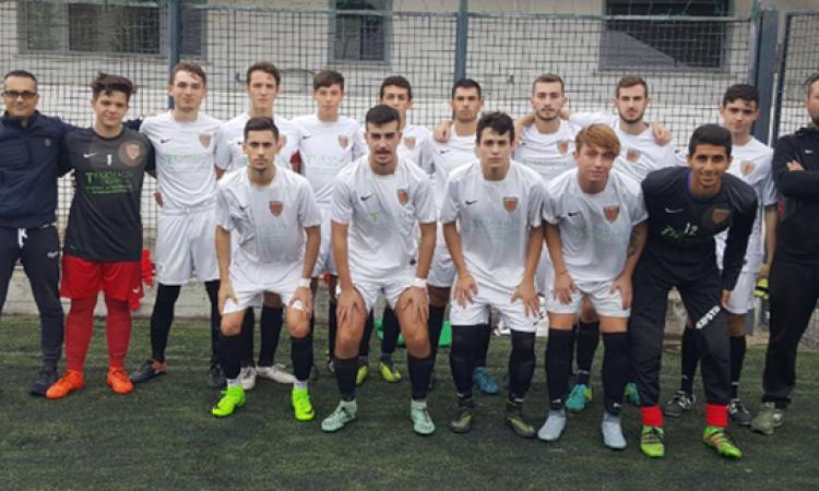 Il gruppo del Fidene al completo. In piedi da destra mister Maio