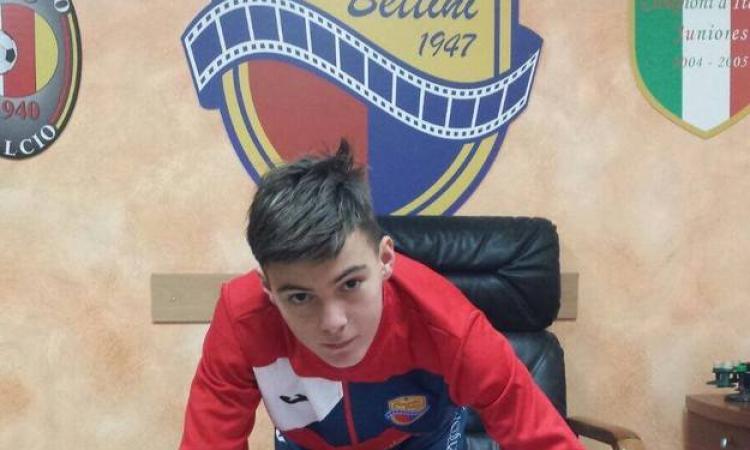 Nicolò Fagiolo al momento della firma