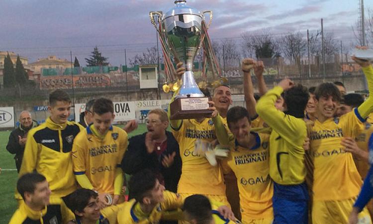 Il Frosinone in festa col trofeo ©GazReg 