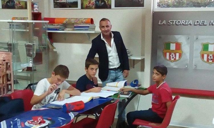 Mimmo Gaglio insieme ad alcuni dei ragazzi (©Ponte di Nona)